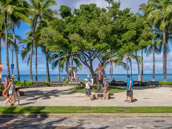 Estátua de Duke Kahanamoku na praia de Waikiki — Fotografia de Stock
