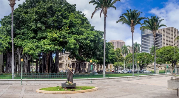 夏威夷州议会大厦外的莉莉乌卡拉尼女王雕像 — 图库照片