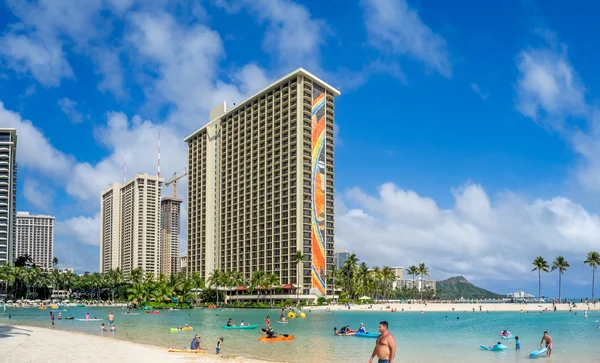 Sonnenanbeter am Waikiki-Strand auf Hawaii — Stockfoto