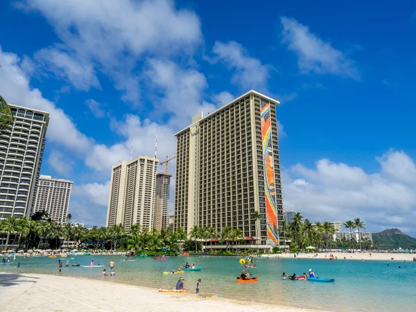 Güneş sevenler Hawaiian Hilton Waikiki Beach — Stok fotoğraf