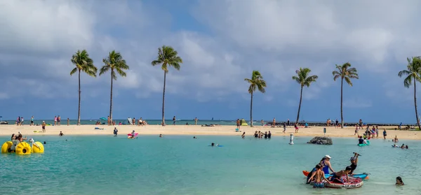 Любители солнца на пляже Вайкики в отеле "Гавайский Хилтон" — стоковое фото