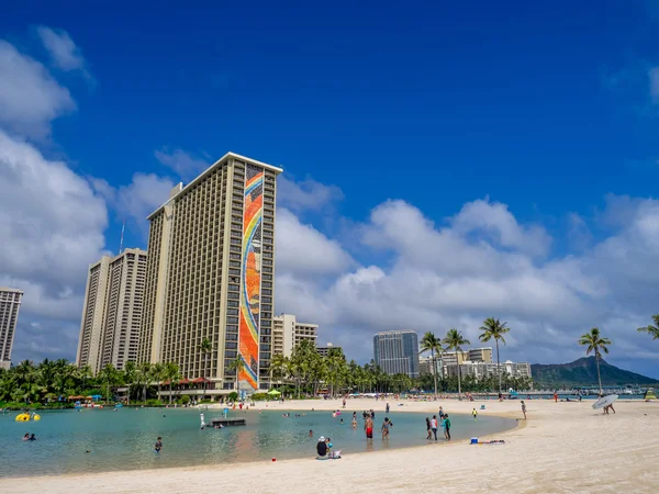 Sun lovers on Waikiki beach at the Hawaiian Hilton — Stock Photo, Image