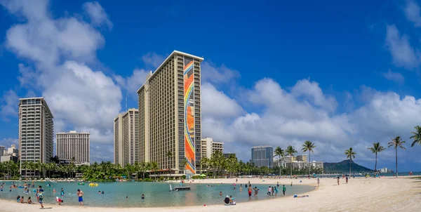 Sun lovers on Waikiki beach at the Hawaiian Hilton — Stock Photo, Image