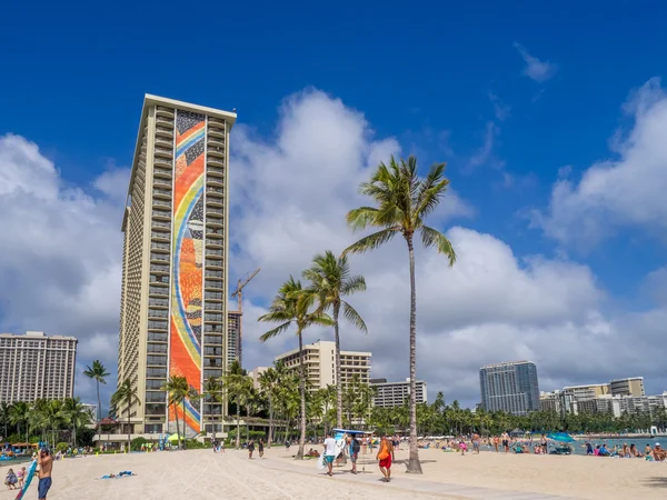 Sun lovers on Waikiki beach at the Hawaiian Hilton — Stock Photo, Image