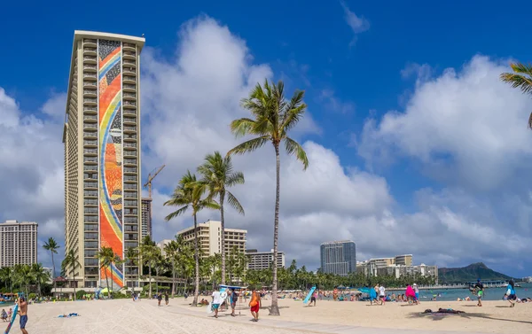 Sun lovers on Waikiki beach at the Hawaiian Hilton — Stock Photo, Image