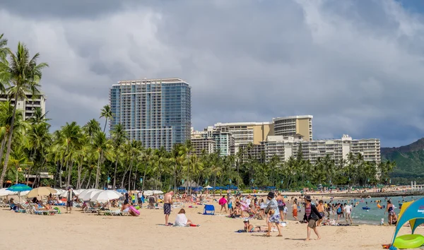 Sonnenanbeter am Strand von Waikiki — Stockfoto