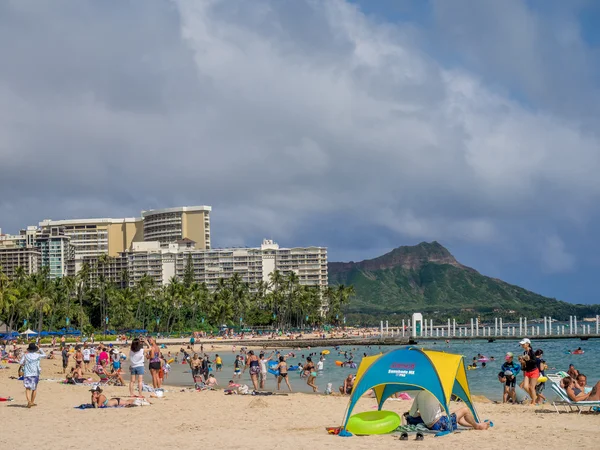 Amantes do sol na praia de Waikiki — Fotografia de Stock