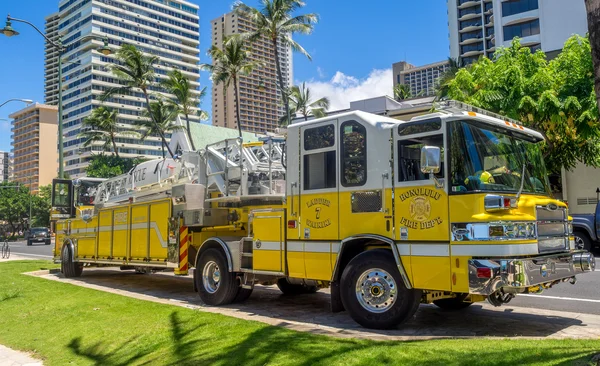 Firetruck along famous on Waikiki beach — Stock Photo, Image