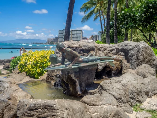 Estátua de Duke Kahanamoku na praia de Waikiki — Fotografia de Stock