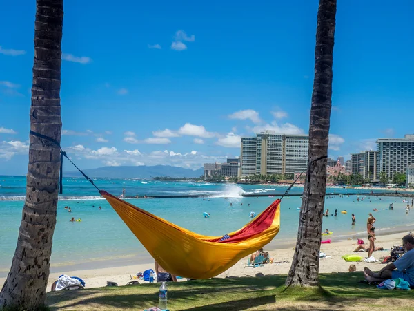 Milovníky slunce na pláži Waikiki — Stock fotografie