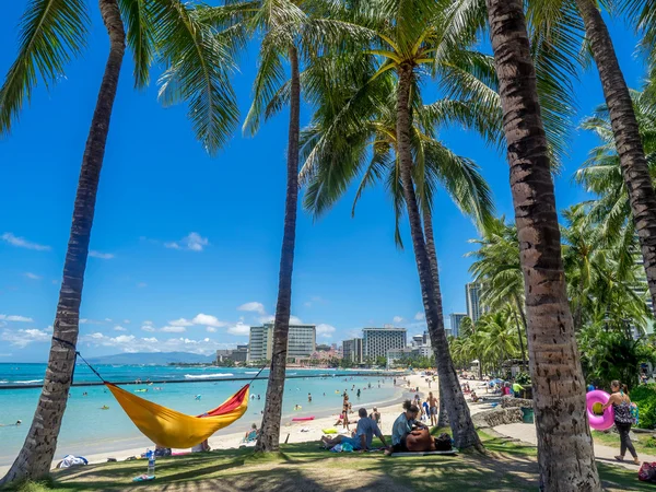 Gli amanti del sole sulla spiaggia di Waikiki — Foto Stock