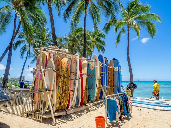 Surfverleih am Strand von Waikiki — Stockfoto