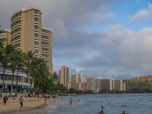 Návštěvníků pláže na pláži Waikiki v Honolulu — Stock fotografie