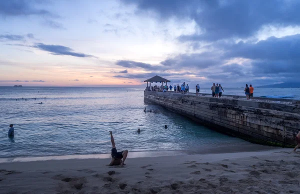 Honolulu Amerikai Egyesült Államok Augusztus Pier Waikiki Beach Éjszaka 2016 — Stock Fotó