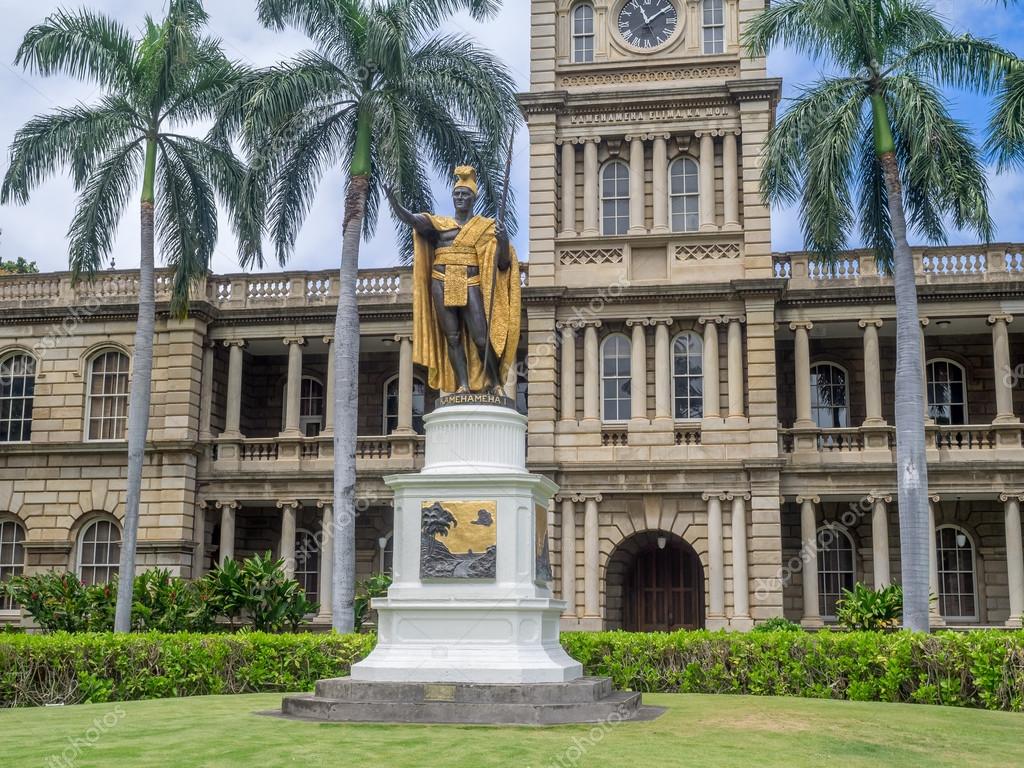 King Kamehameha I Statue in Honolulu, Hawaii — Stock Photo © jewhyte