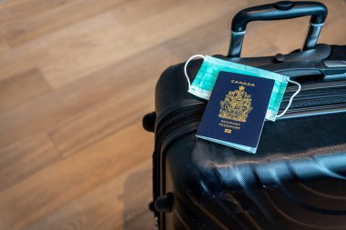 Seyahat temalı Covid-19 maskeli Kanada pasaportu.