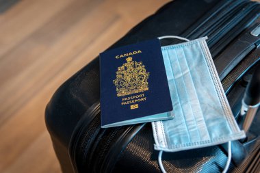 Seyahat temalı Covid-19 maskeli Kanada pasaportu.