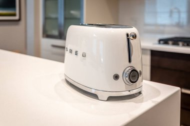 Modern beyaz mutfakta SMEG tost makinesi.
