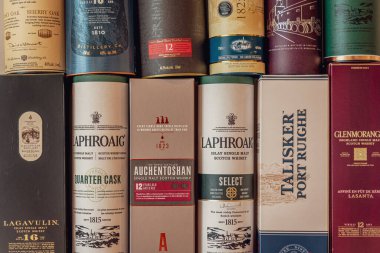 Çeşitli Whisky sunum kutuları.
