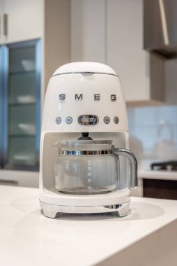 Modern bir mutfakta SMEG kahve makinesi.