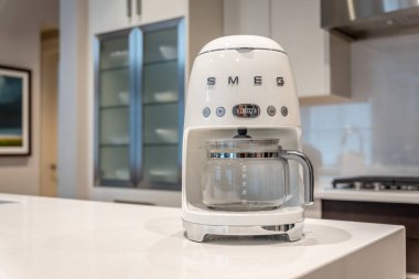 Modern bir mutfakta SMEG kahve makinesi.