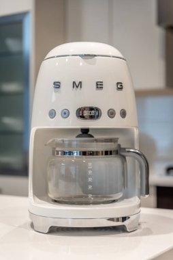 Modern bir mutfakta SMEG kahve makinesi.