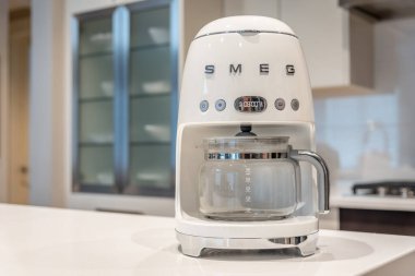 Modern bir mutfakta SMEG kahve makinesi.