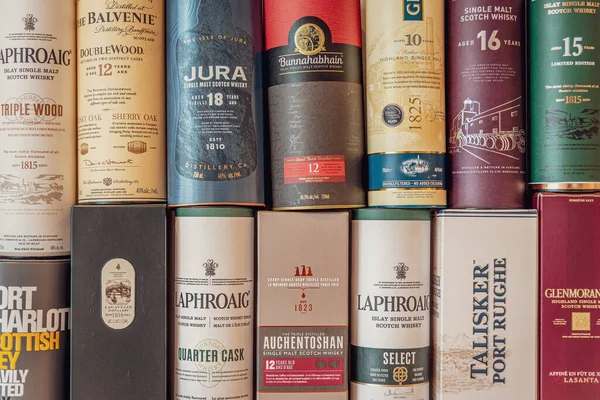 Verschiedene Whisky Präsentationsboxen — Stockfoto