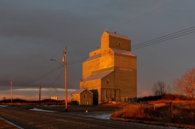 Herronton, Alberta - 21 Kasım 2020 Herronton 'un eski buğday havuzu asansörü.