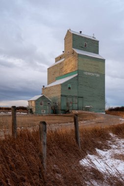Herronton, Alberta - 21 Kasım 2020 Herronton 'un eski buğday havuzu asansörü.