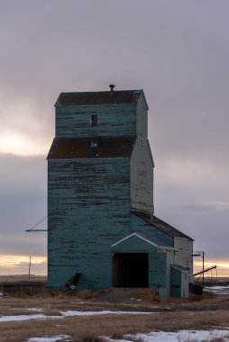 Brant, Alberta - 21 Kasım 2020: Brant 'in eski Alberta Buğday Havuzu tahıl asansörü.