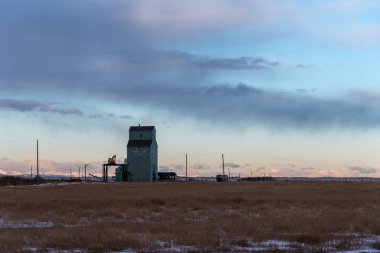 Brant, Alberta - 21 Kasım 2020: Brant 'in eski Alberta Buğday Havuzu tahıl asansörü.