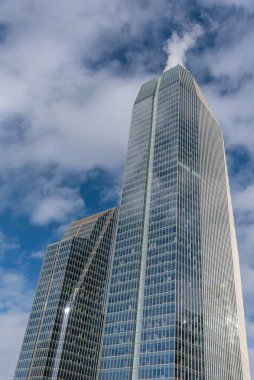 Calgary, Alberta 'da yüksek bir gökdelene bakıyorum.