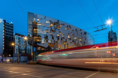 Calgary, Alberta - 14 Mart 2021 Calgary 'nin merkez Calgary' deki yepyeni halk kütüphanesi.
