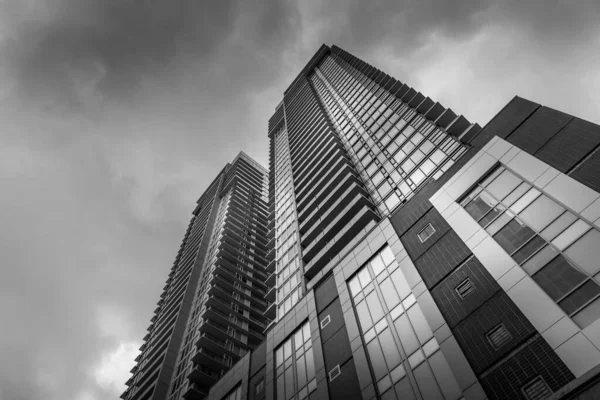 現代のマンションタワーの黒と白の画像 — ストック写真