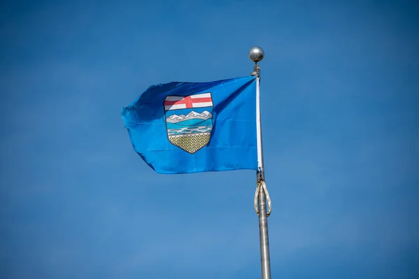 Krossade Alberta Flagga Mot Blå Himmel — Stockfoto