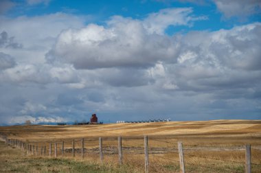 Azure, Alberta 'daki eski tahıl asansörü..