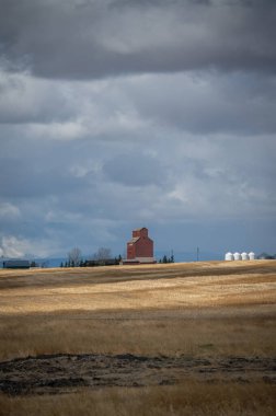 Azure, Alberta 'daki eski tahıl asansörü..