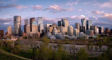 Kanada Alberta 'da günbatımında Calgary' nin ufuk çizgisinin panoramik görüntüsü