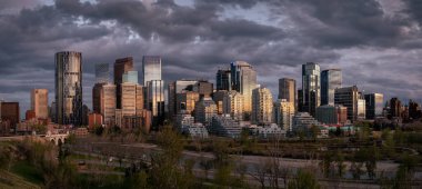 Kanada Alberta 'da günbatımında Calgary' nin ufuk çizgisinin panoramik görüntüsü