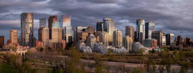 Kanada Alberta 'da günbatımında Calgary' nin ufuk çizgisinin panoramik görüntüsü