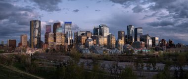 Kanada Alberta 'da günbatımında Calgary' nin ufuk çizgisinin panoramik görüntüsü
