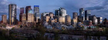 Kanada Alberta 'da günbatımında Calgary' nin ufuk çizgisinin panoramik görüntüsü