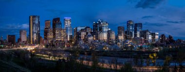 Kanada Alberta 'da günbatımında Calgary' nin ufuk çizgisinin panoramik görüntüsü