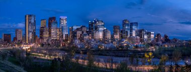 Kanada Alberta 'da günbatımında Calgary' nin ufuk çizgisinin panoramik görüntüsü