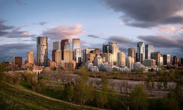 Kanada Alberta 'da günbatımında Calgary' nin ufuk çizgisinin panoramik görüntüsü