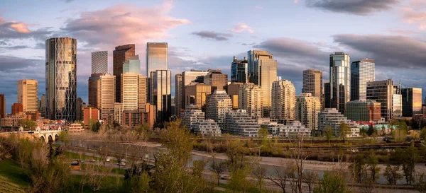 Kanada Alberta 'da günbatımında Calgary' nin ufuk çizgisinin panoramik görüntüsü