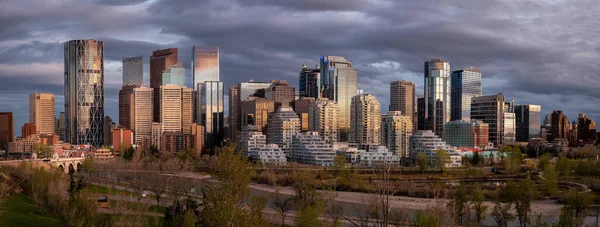 Kanada Alberta 'da günbatımında Calgary' nin ufuk çizgisinin panoramik görüntüsü