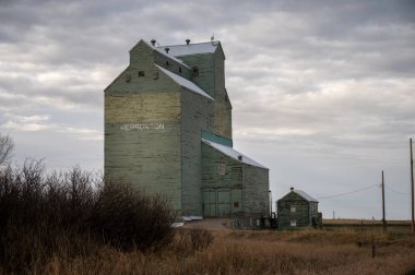 Herronton, Alberta - 7 Mayıs 2021 Herronton 'un eski Alberta Buğday Havuzu tahıl asansörü.