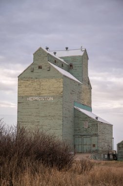Herronton, Alberta - 7 Mayıs 2021 Herronton 'un eski Alberta Buğday Havuzu tahıl asansörü.